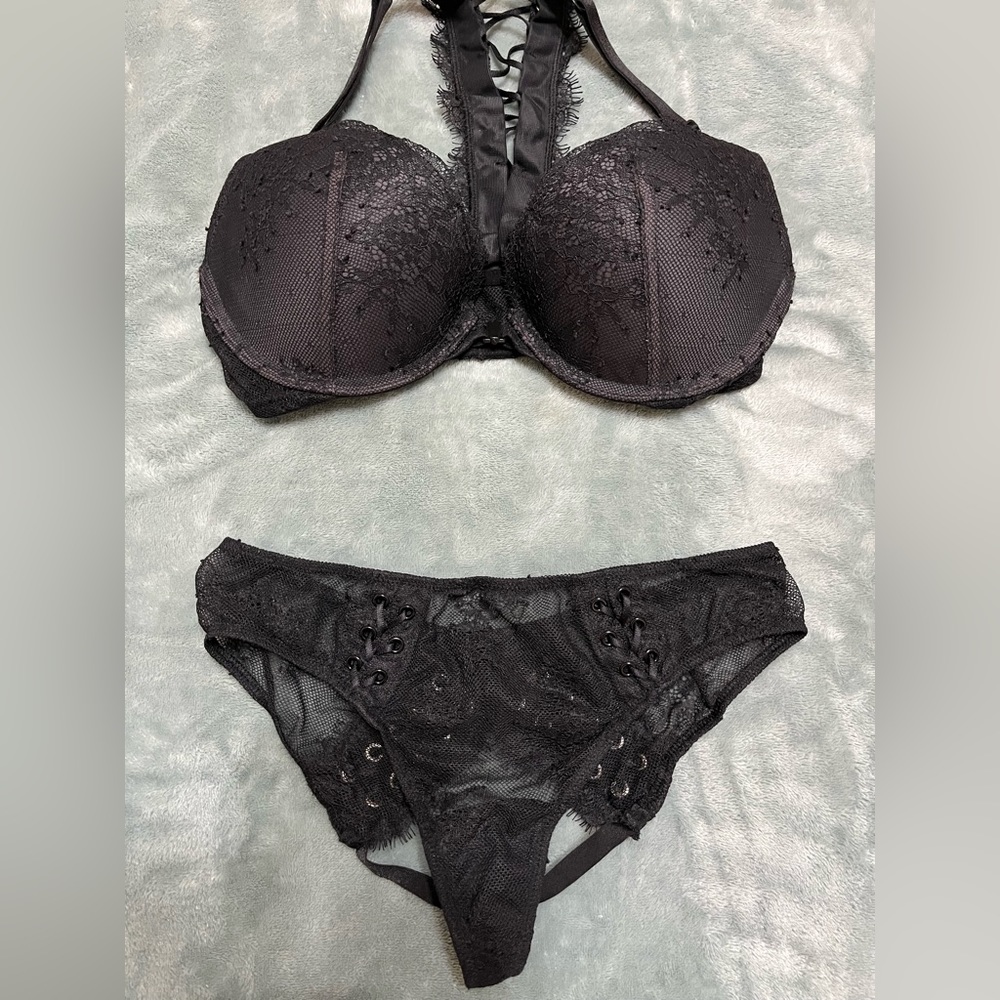 Victoria’s Secret Very Sexy razorback front clasp.